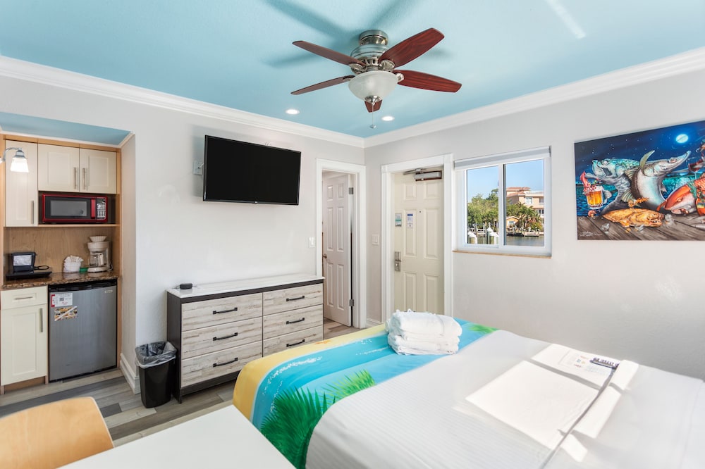 Standard Room: 1 Queen Bed