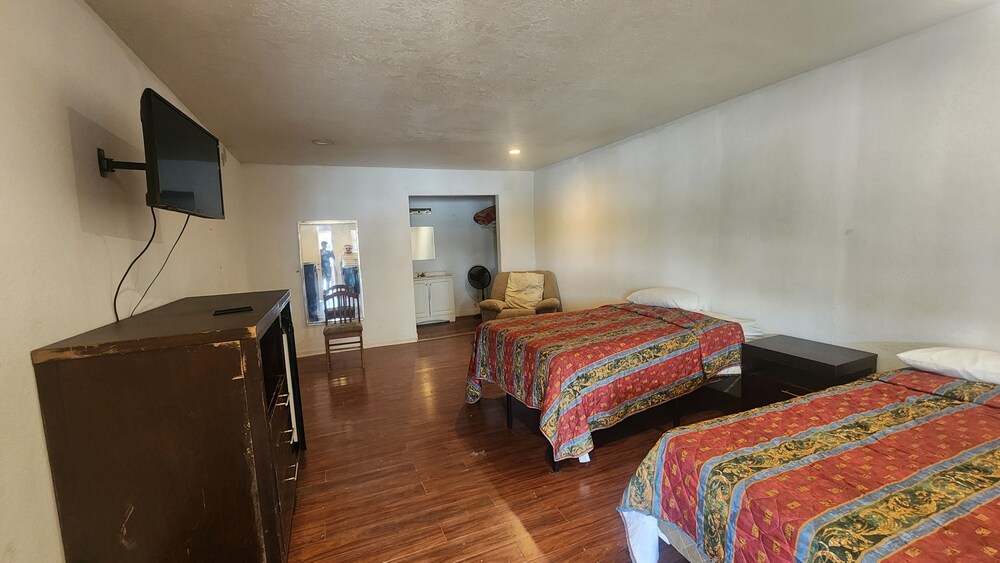 2 Full Beds with Kitchenette Non - Smoking photo 1