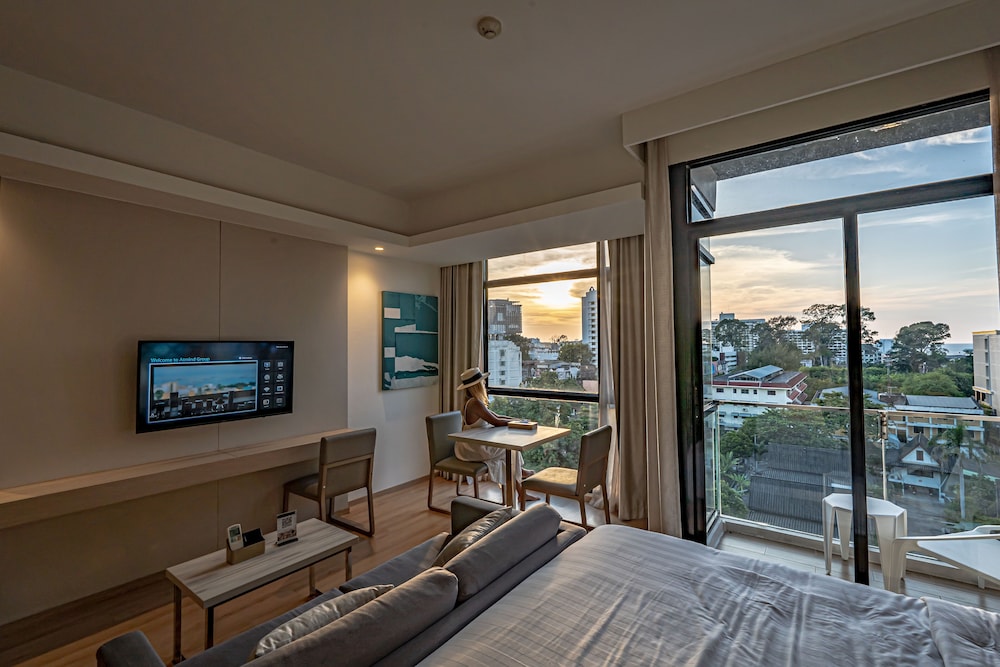 Deluxe Room, Pool View - Photo 4