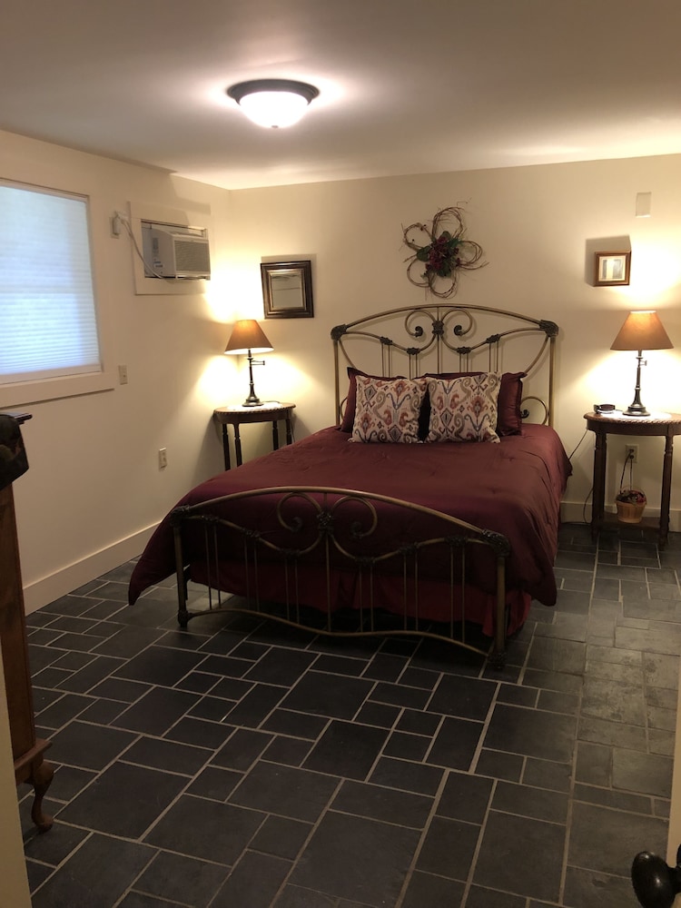 Highland Cottage 1 King/Bdrm, 1 Queen/Bdrm, 1 Queen Sleeper with 3/4 Bath photo 3