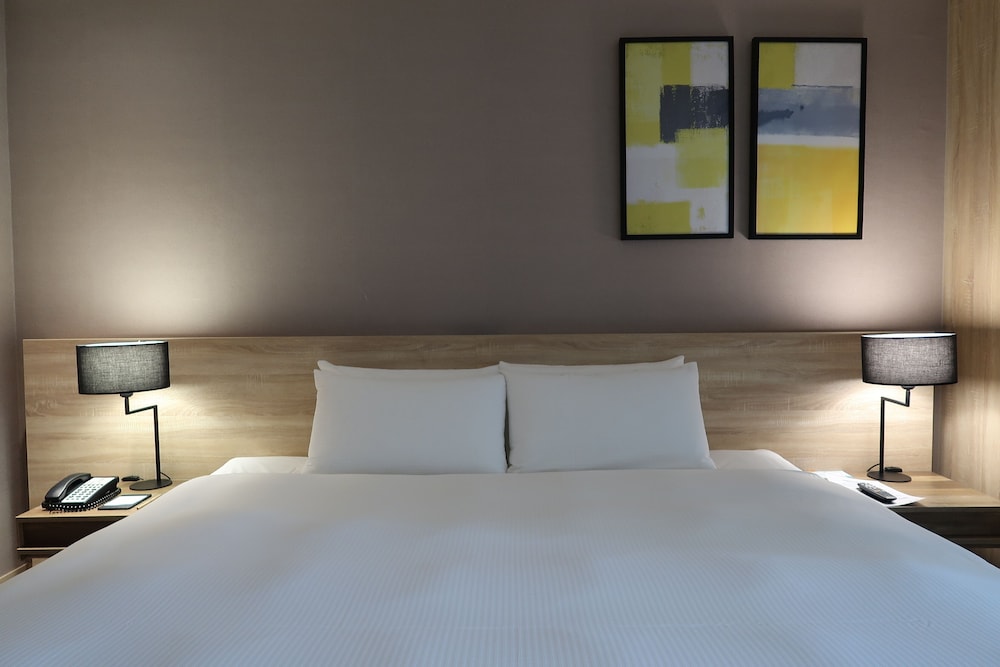 Standard Room, 1 King Bed photo 2