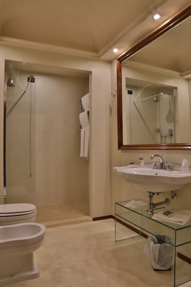 Deluxe Double or Twin Room - Photo 8