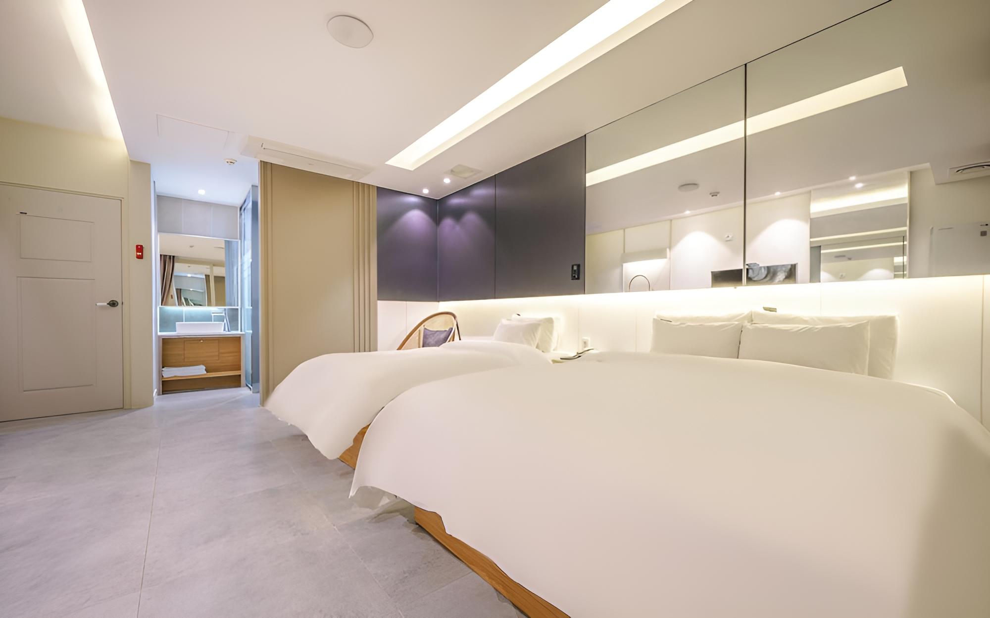 Room (Standard Twin (Queen and Single Style) - Photo 5