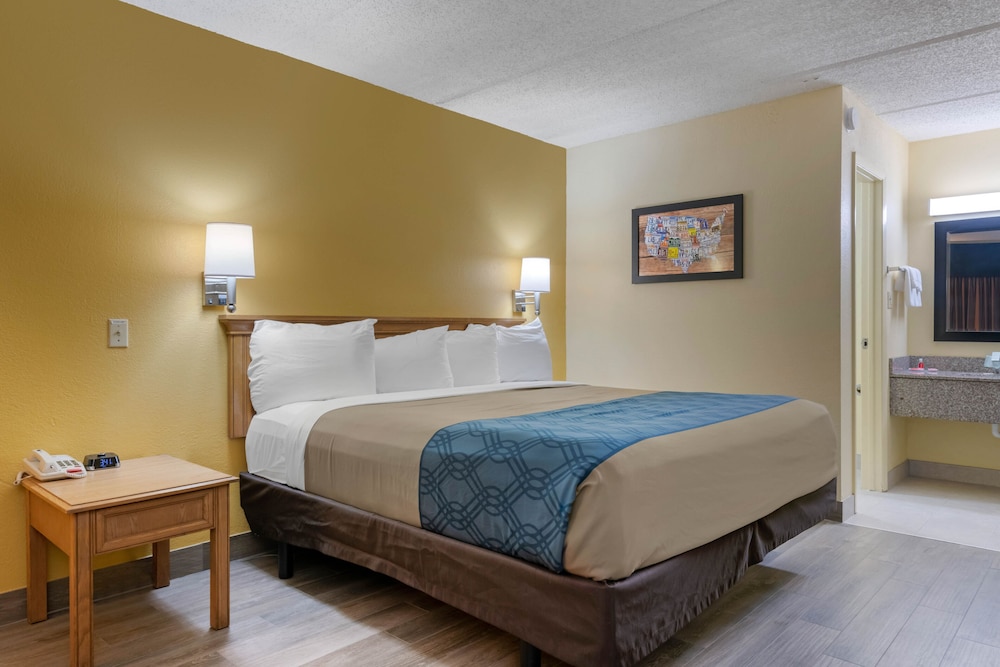 Standard Room, 1 King Bed, Smoking - Photo 5