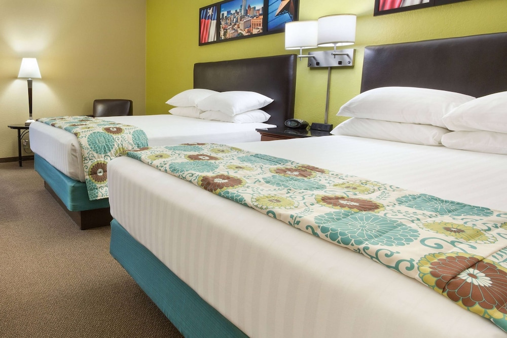 Deluxe Room, 2 Queen Beds, Non Smoking - Photo 1