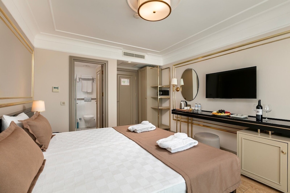 Deluxe Room with Sea View thumbnail 5