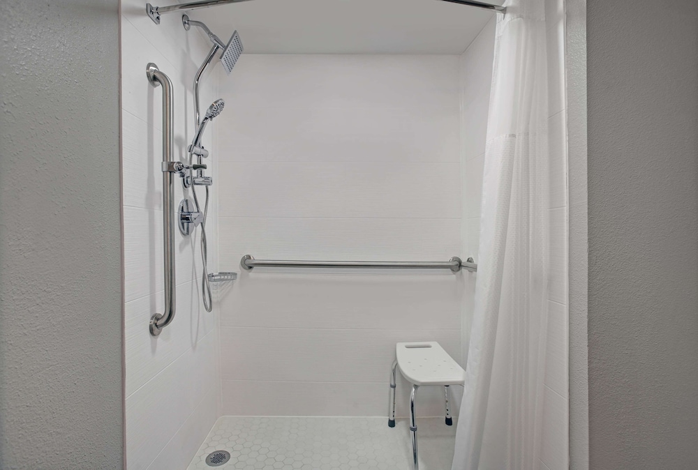 Deluxe Room, 2 Queen Beds, Accessible, Non Smoking - Photo 7