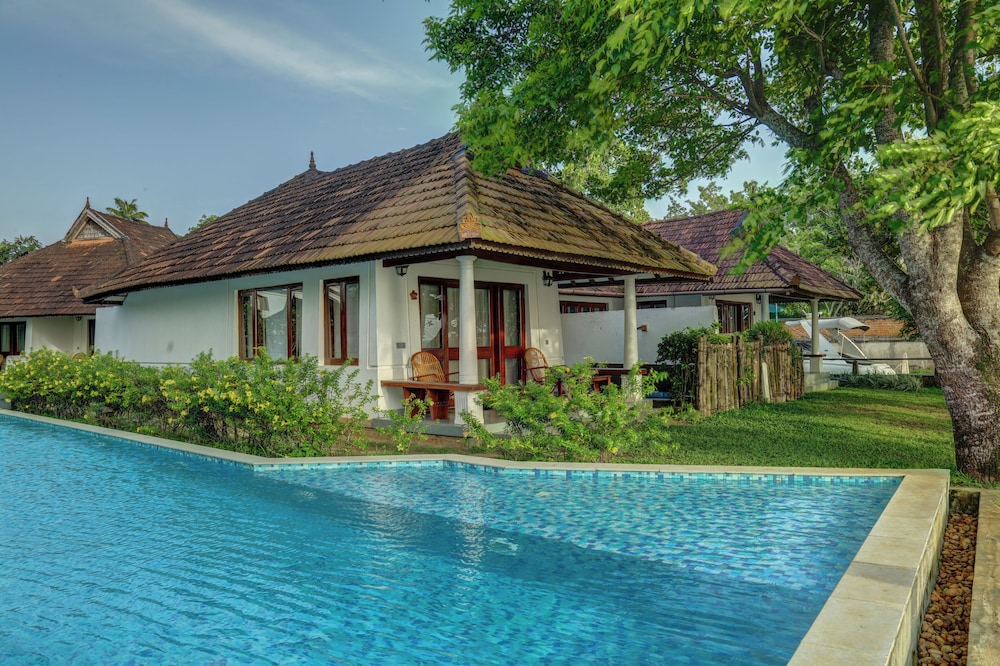Lakefront Luxury Villas with Plunge Pool