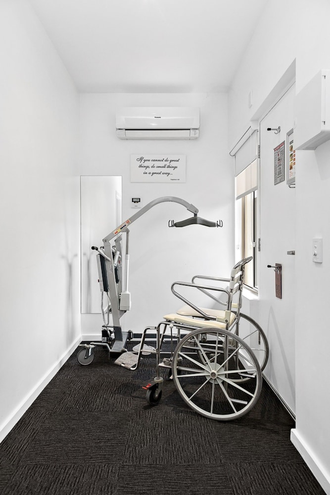 Queen Studio - Accessible Room thumbnail 6