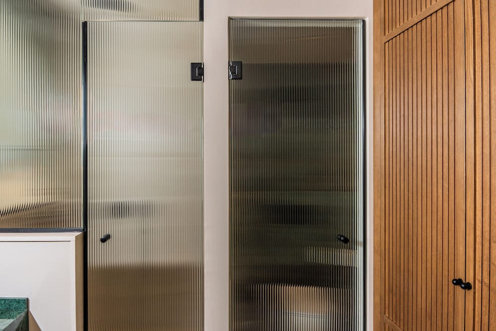 Deluxe Suite with Panoramic Sea View - Photo 10