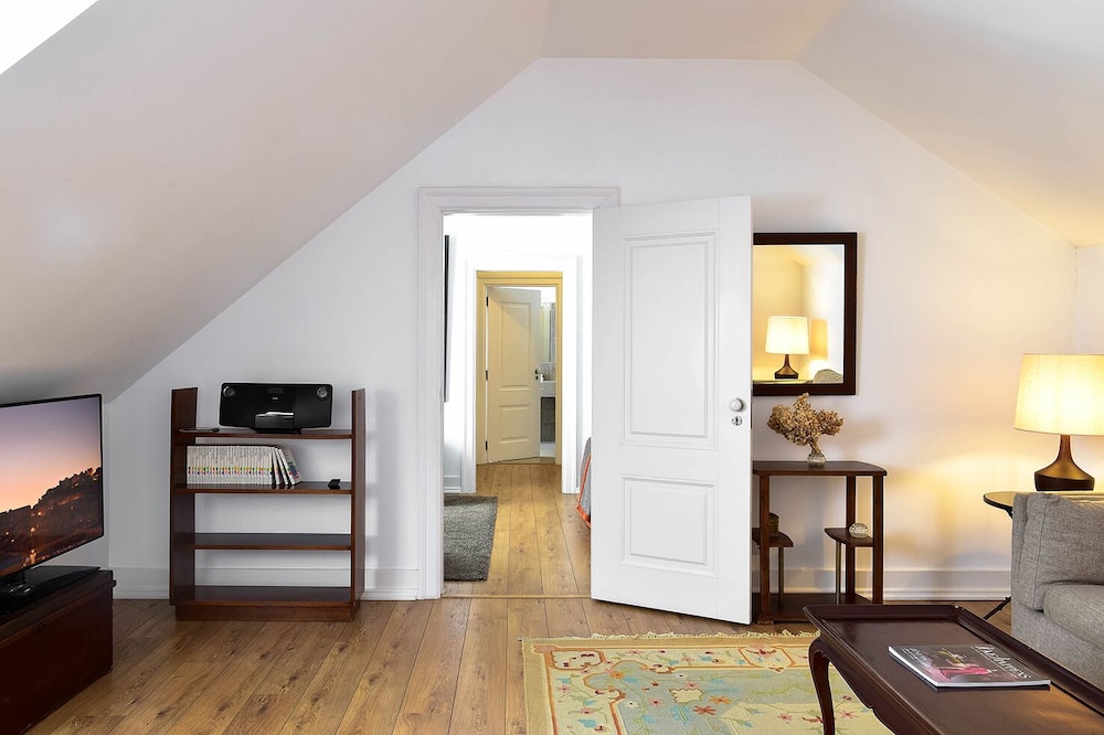 Deluxe Suite - Photo 14