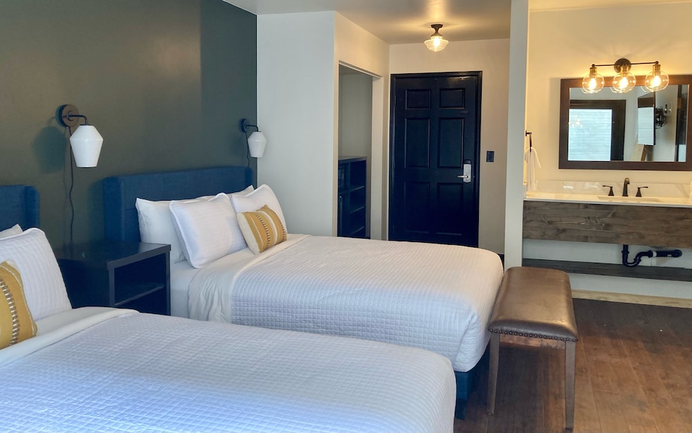 Standard Room, 2 Queen Beds photo 2