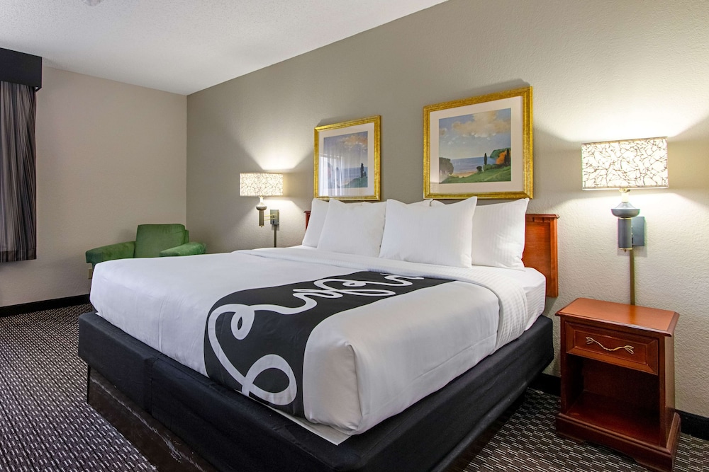 Deluxe Room, 1 King Bed, Non Smoking (Deluxe Executive Room) - Photo 3