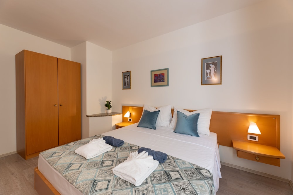 Standard Room, 1 King Bed - Photo 2