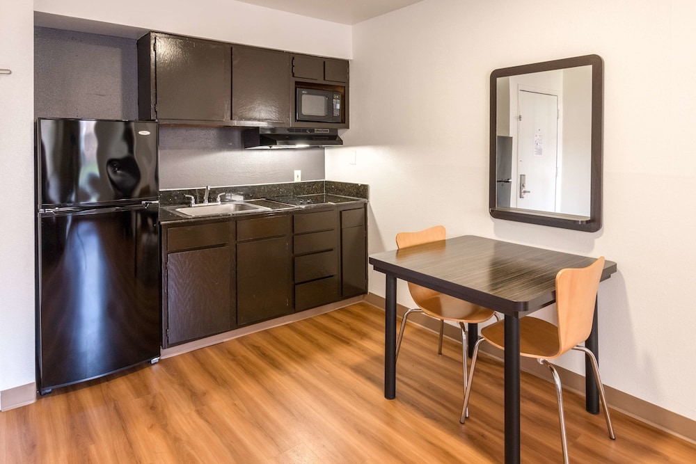 Deluxe Suite, 1 King Bed, Non Smoking, Kitchenette - Photo 5