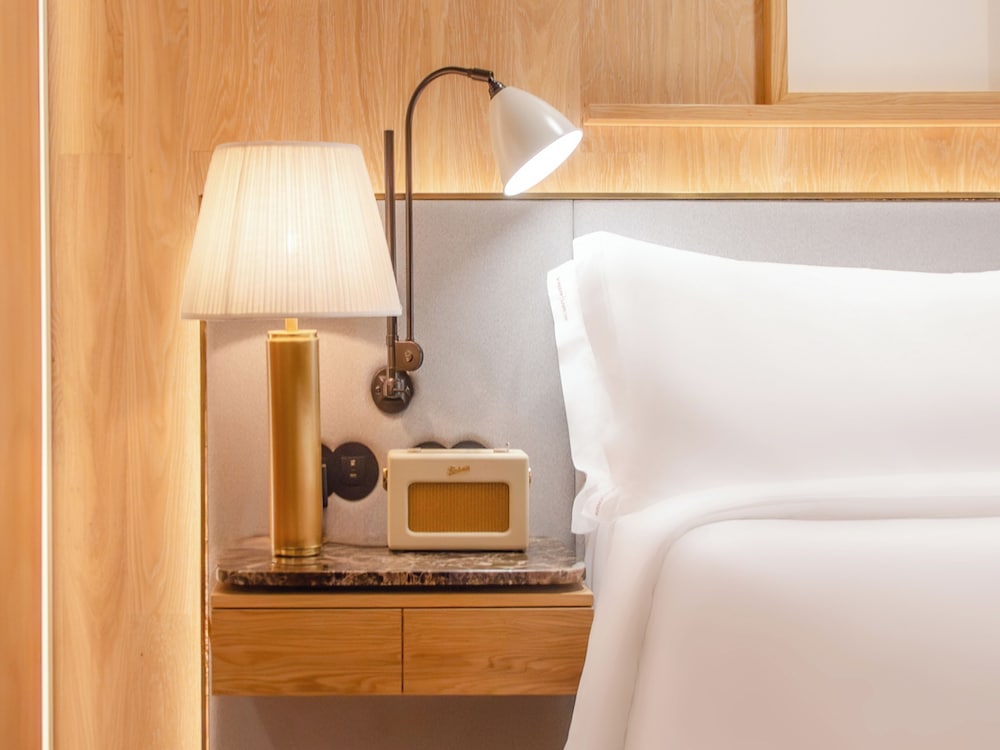 Contemporary Deluxe Room - Photo 7