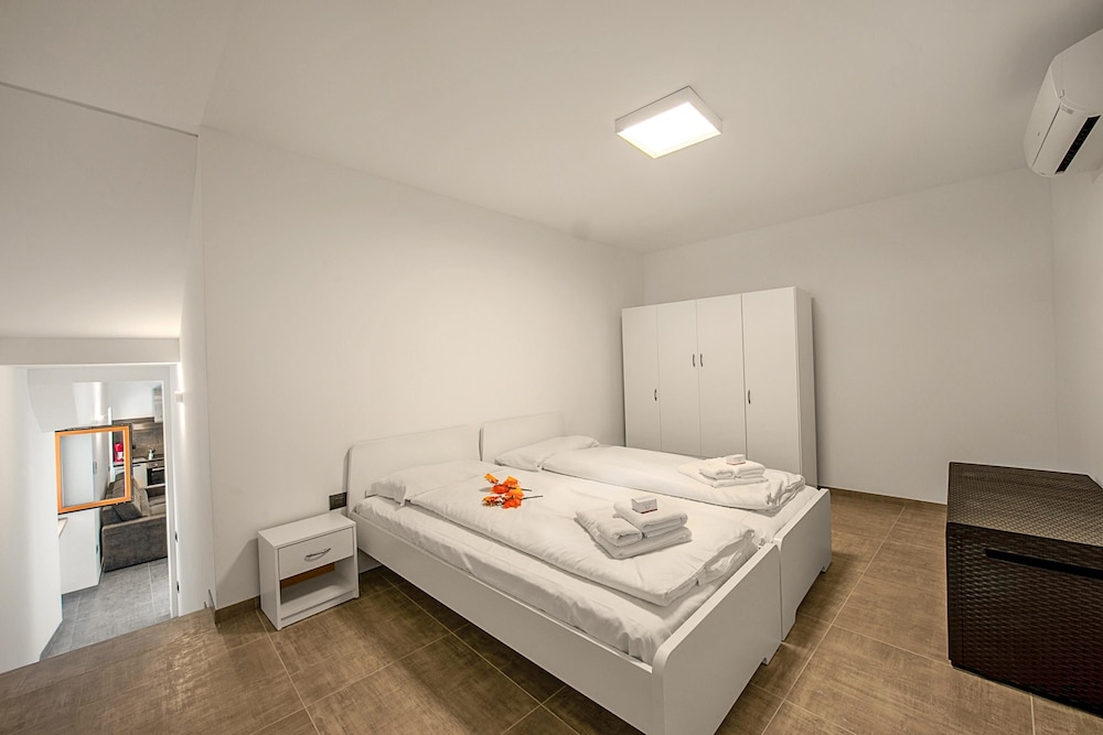 Apartment photo 2