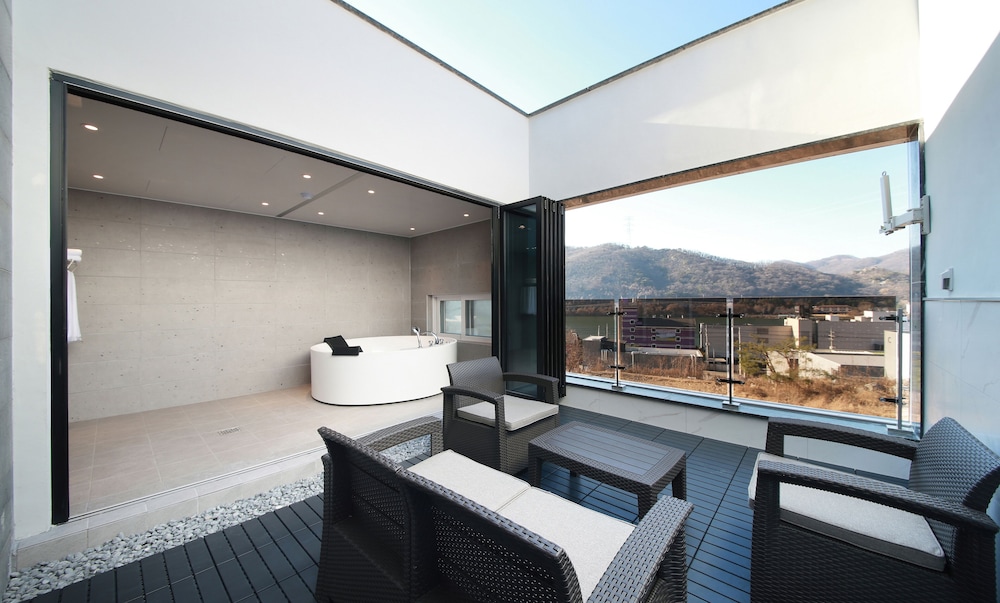 Premium Twin Room photo 2