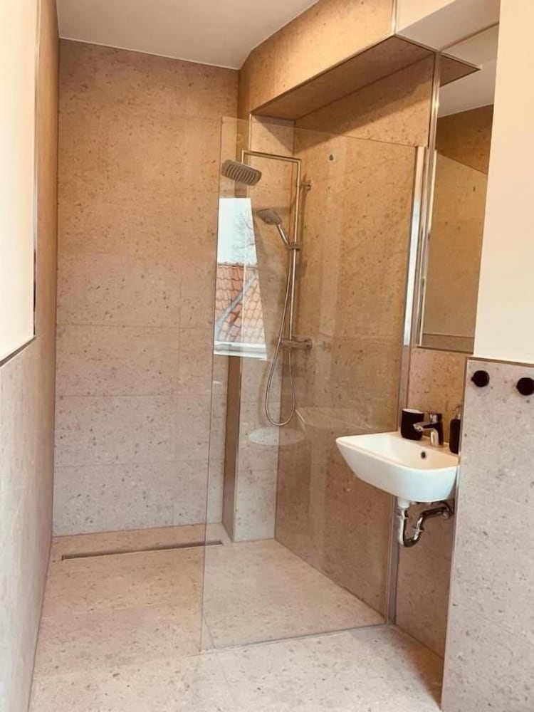 Deluxe Double Room, 1 Queen Bed, Non Smoking, City View photo 2