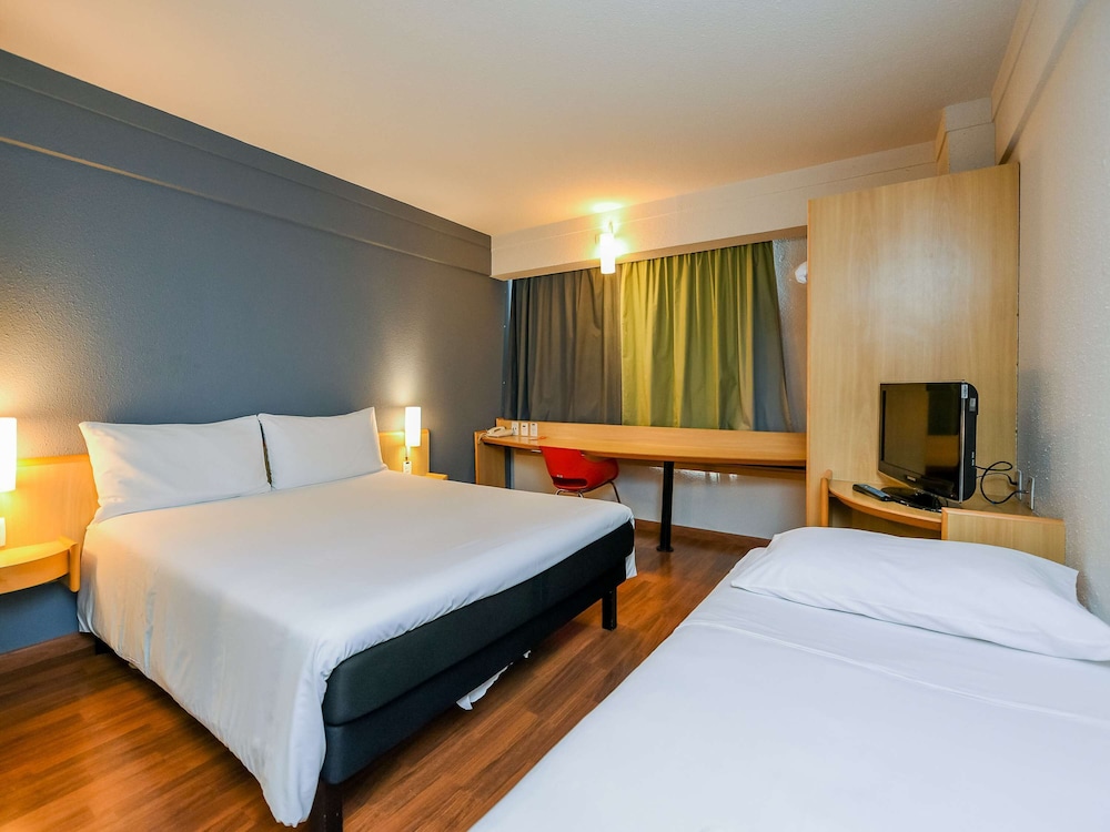 Standard Room, Multiple Beds - Photo 5