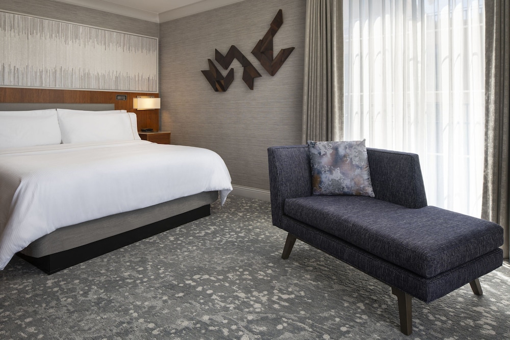 Deluxe Room, 1 King Bed with Sofa bed (Hearing Accessible) - Photo 1