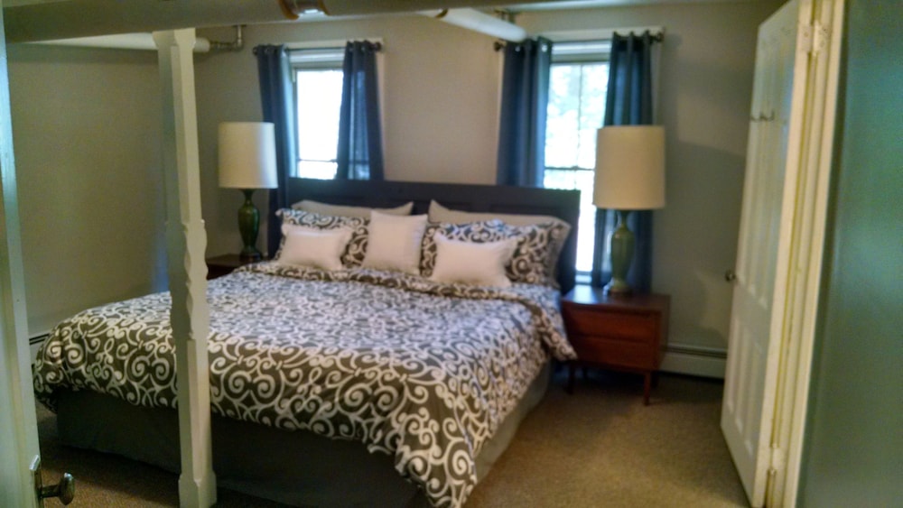 Suite, Ground Level Apartment, Full Kitchen, Private Bathroom photo 1