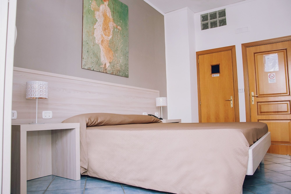 Double Room Single Use (with internal private bathroom) photo 3