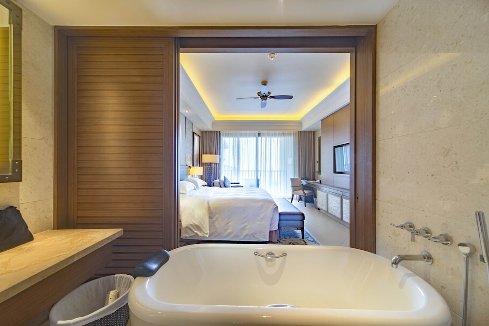 Grand Sea view King Bed room