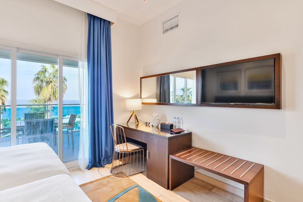 Suite, 3 Bedrooms, Balcony, Ocean View photo 3