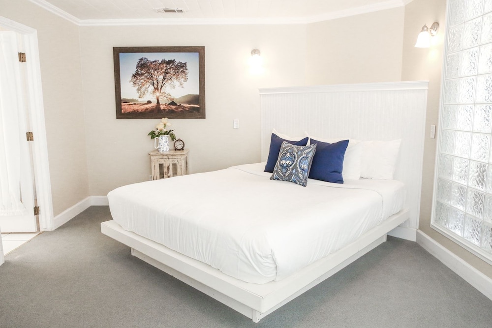 Suite, 1 King Bed - Photo 1