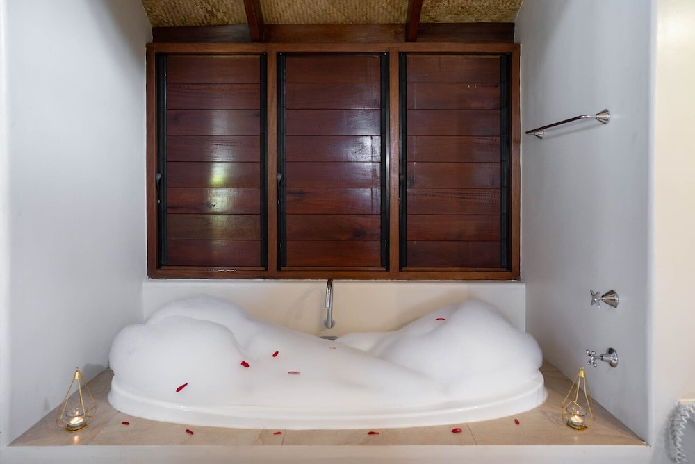 Waterfront Deluxe Spa Villa photo 3