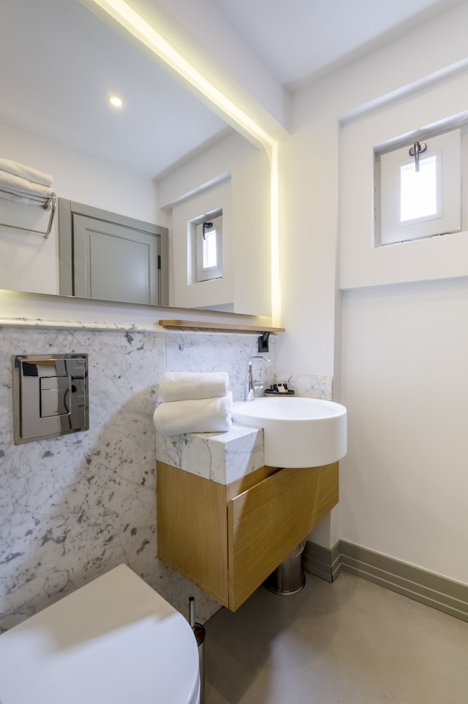 Standard Double Room - Photo 8