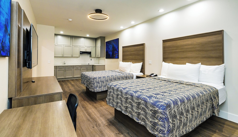 Deluxe Room, 2 Queen Beds, Kitchen