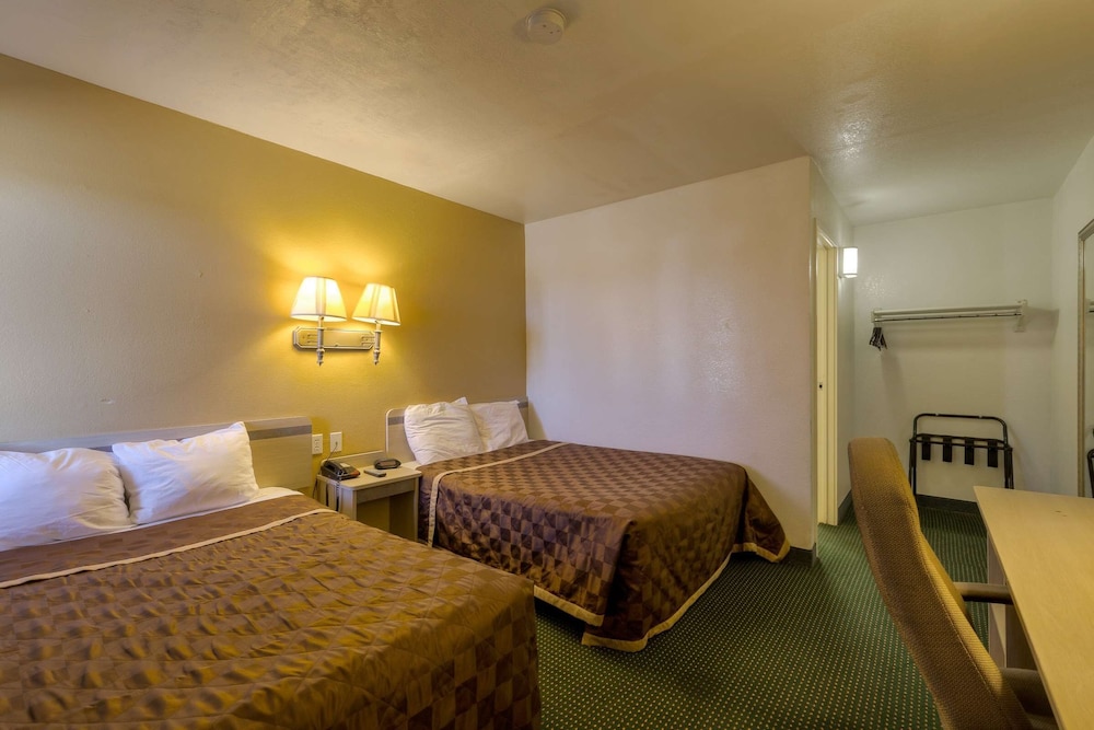 Room, 2 Double Beds, Non Smoking - Photo 2