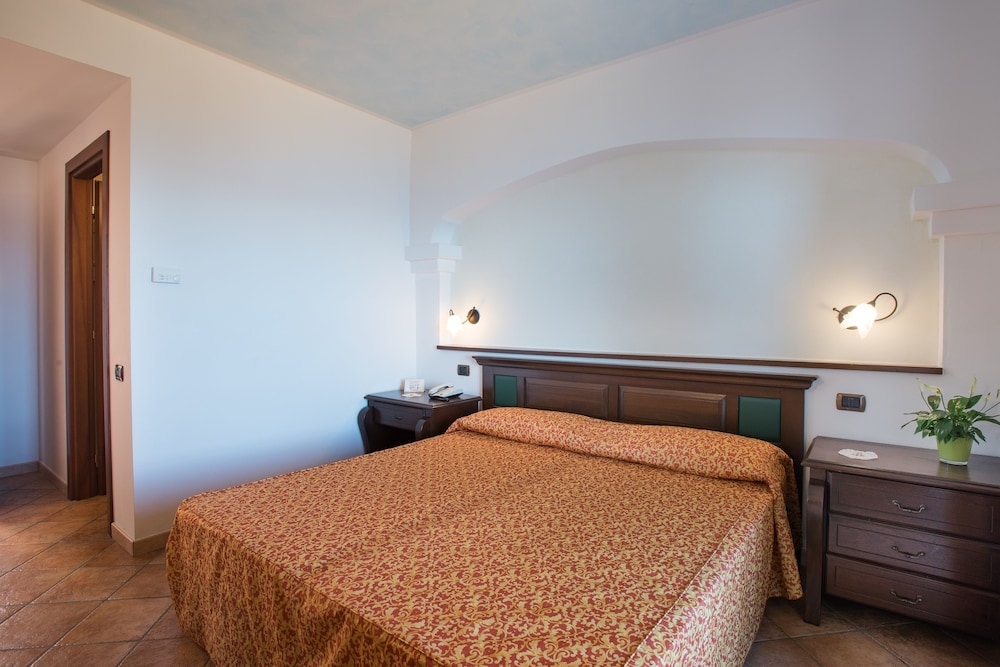 Standard Double or Twin Room, Sea View - Photo 1