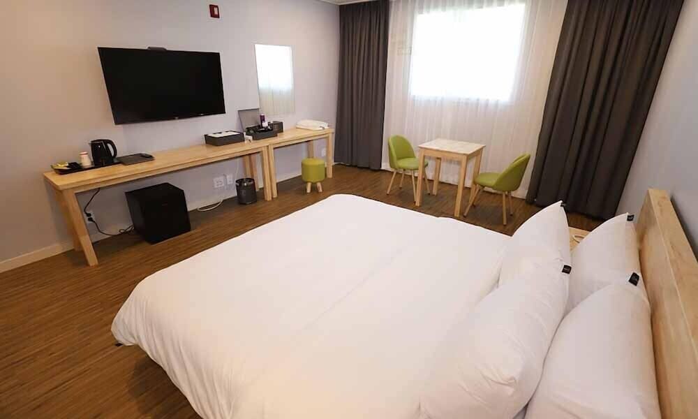 Deluxe King Room photo 1