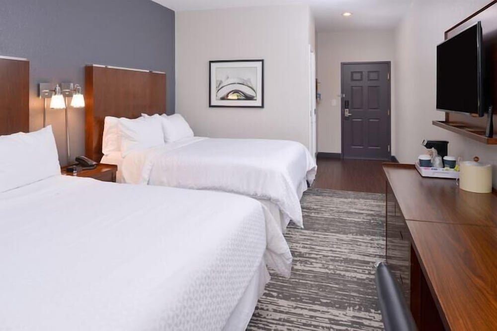 Traditional Room, 2 Queen Beds (Mobility Accessible, Tub)