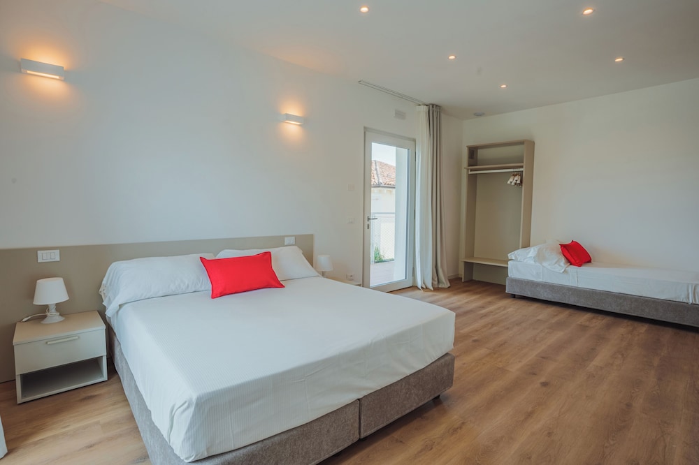 Deluxe Triple Room photo 2