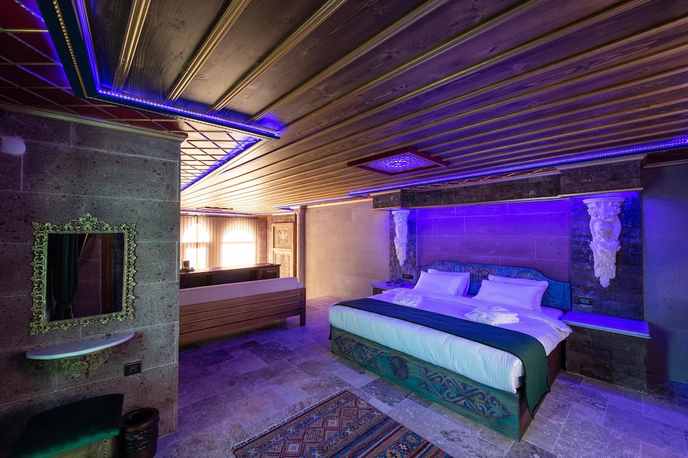 Honeymoon Room, Jetted Tub, Valley View