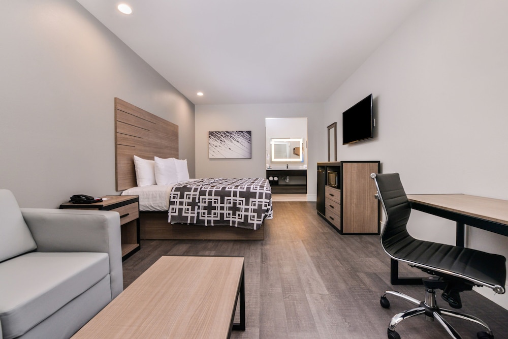 Suite, 1 King Bed, Smoking