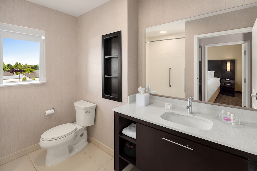 Studio, 1 Queen Bed with Sofa bed (Mobility Accessible, Roll-in Shower) photo 3