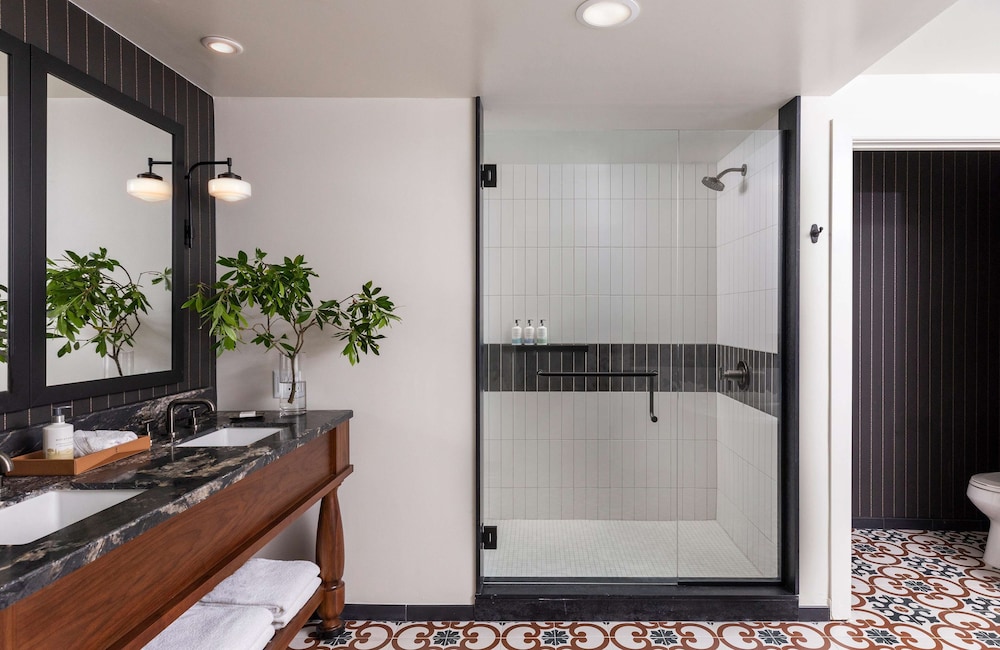 Estate Suite - Photo 9
