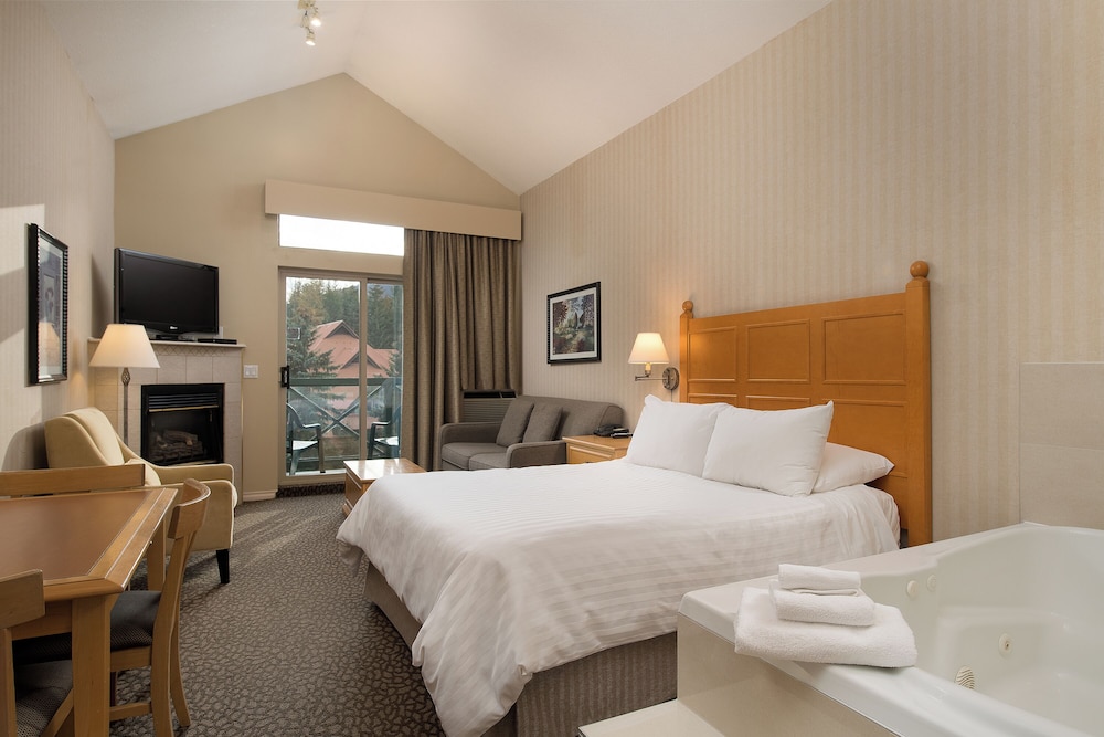 Premium Studio Suite, 1 Queen Bed with Sofa bed, Balcony, Mountain View - No Pets Allowed thumbnail 5