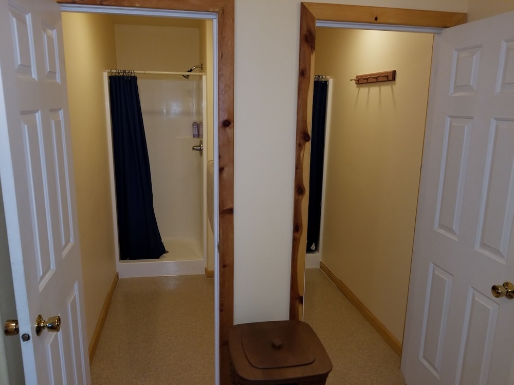 Standard Room, 2 Twin Beds, Shared Bathroom photo 3