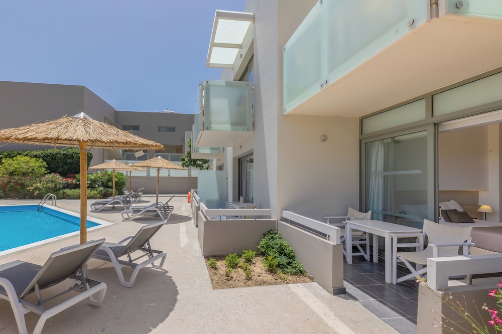 Standard Double or Twin Room, Pool Access photo 2