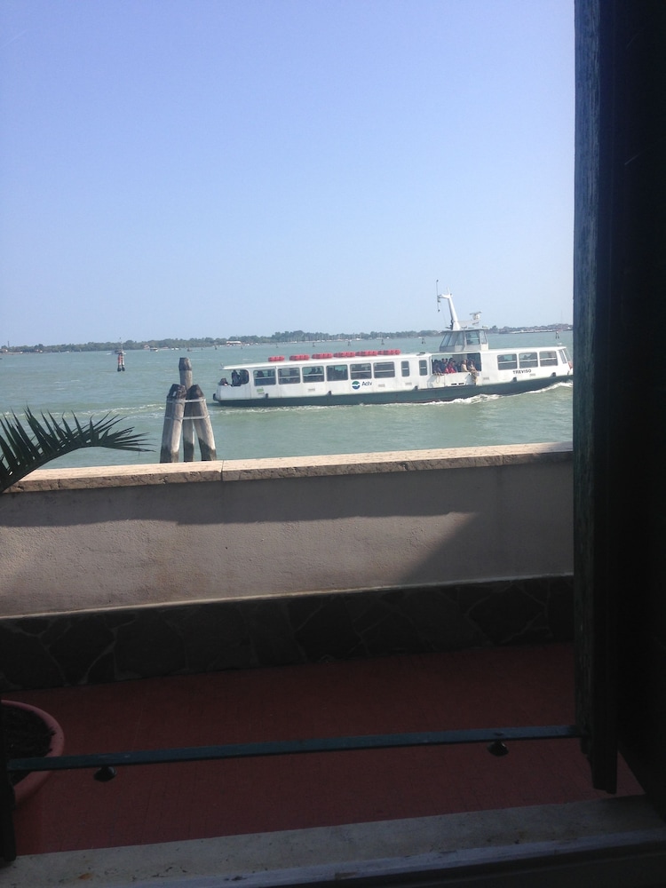 Panoramic Double Room, 1 Queen Bed, Sea View, Overwater photo 3