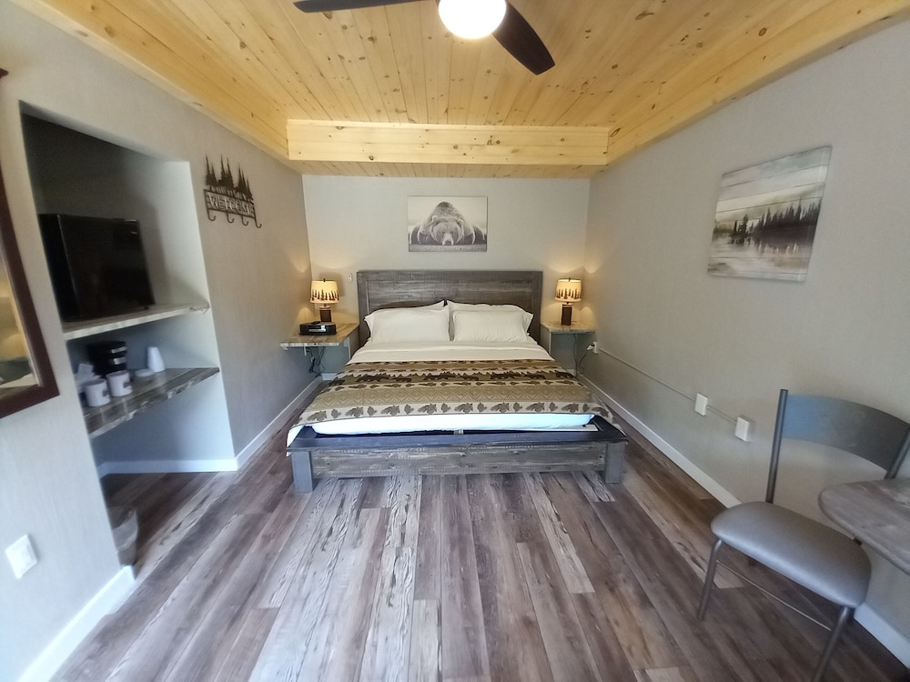 Deluxe Room, 1 King Bed, River View photo 3