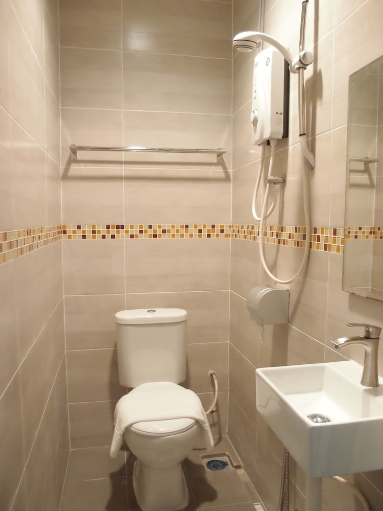 Queen Room photo 2