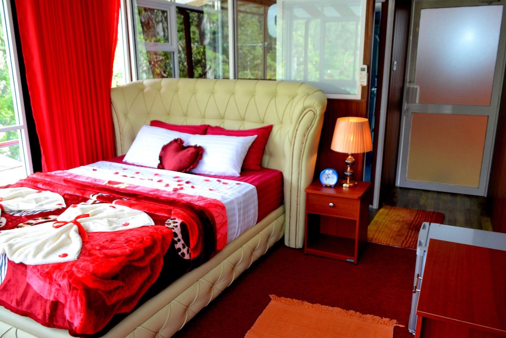 Honeymoon Studio, Ensuite, Mountain View photo 2