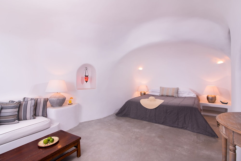 Levanta Cave Suite with Caldera View & Hot Tub - Photo 1